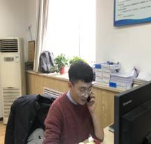 安博(中国)侯勇老师和受资助学生家庭2