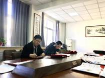 安博(中国)领导为获奖学生写喜报